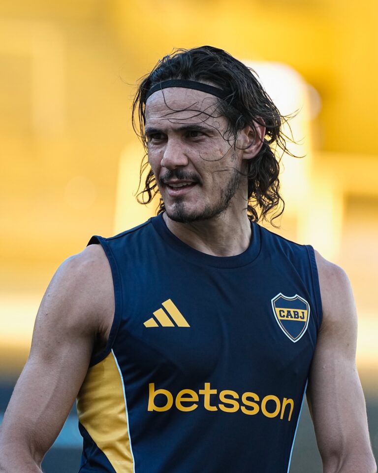 Pioggia di critiche e fischi per Cavani al Boca Juniors: “Ha 40 anni e deve smettere di giocare”