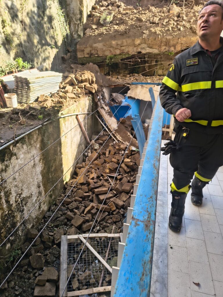 Collina frana su case