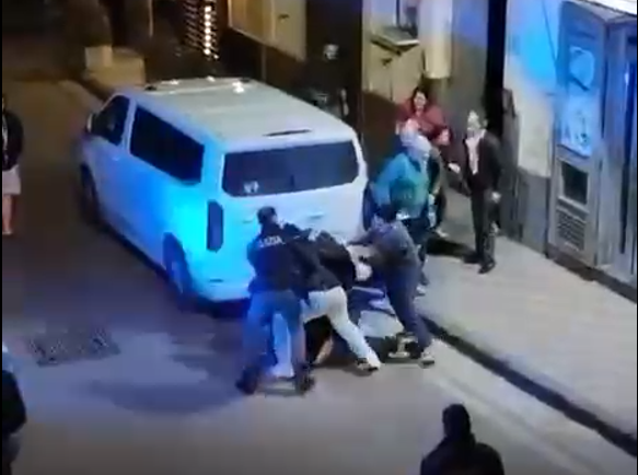Panettiere ucciso, il video dell’arresto con tentativo di linciaggio dell’assassino