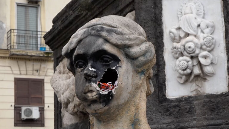 Degrado e abbandono Piazza Mercato: devastata la sfinge della fontana