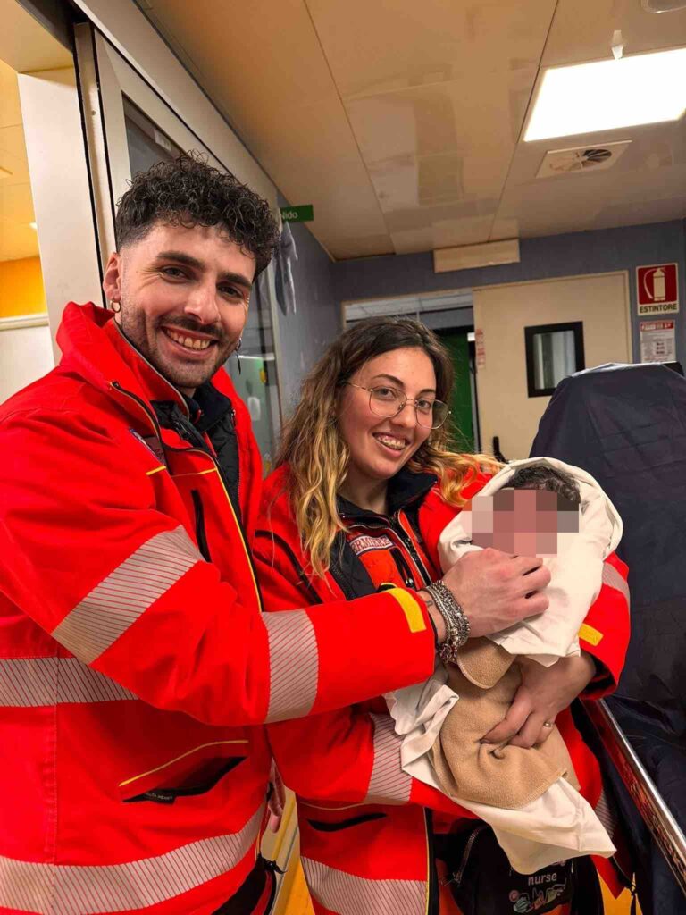 Giugliano, ha le doglie e partorisce in casa una bimba