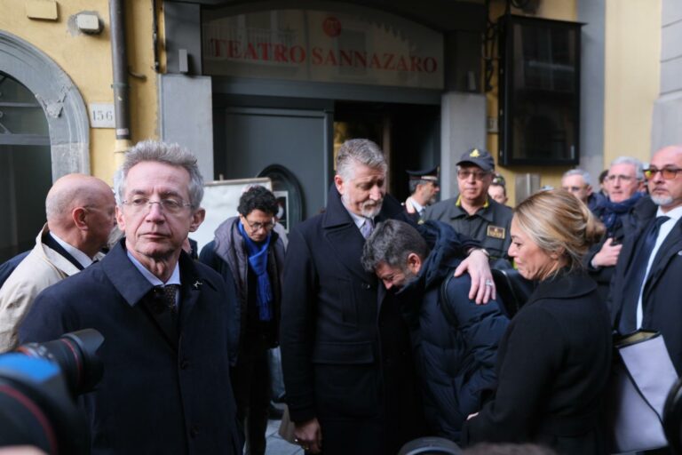 Incendio Sannazaro, Giuli abbraccia i titolari in lacrime: “Non fermeremo le attività”