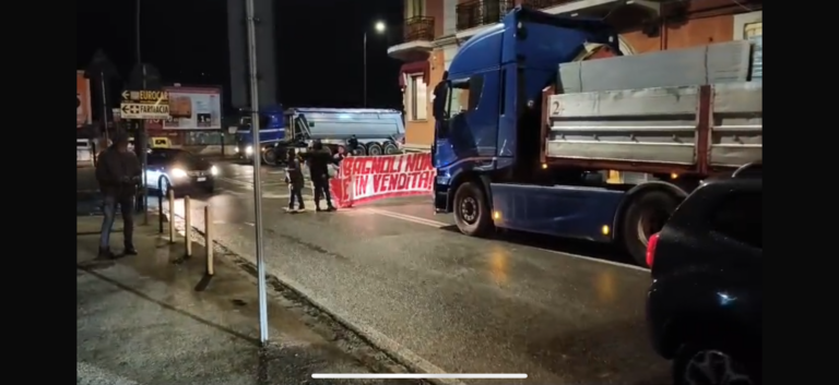 America’cup, residenti Bagnoli tornano a bloccare camion bonifica