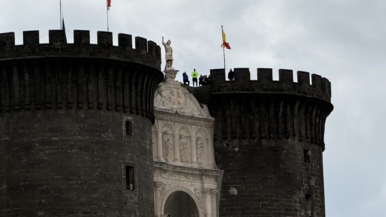 Lavoro, “Cantiere Scampia” occupa il Maschio Angioino