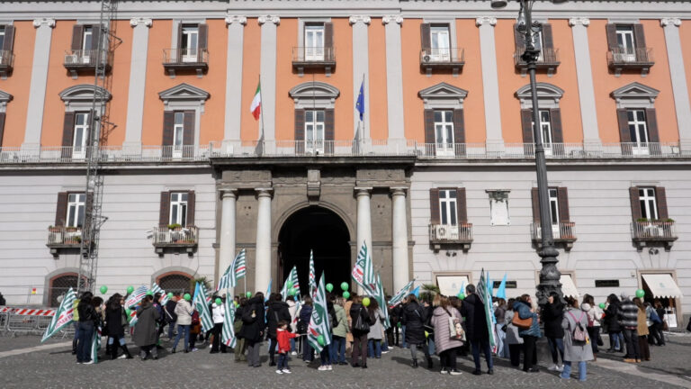 Napoli, protesta degli insegnanti fuori Prefettura: "Più sicurezza e meno disparità di trattamento"