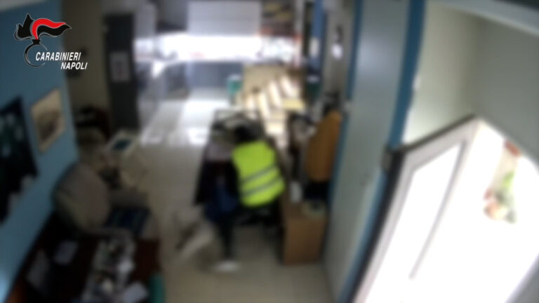 Vestiti da postini sequestrarono e rapinarono anziano, arrestati