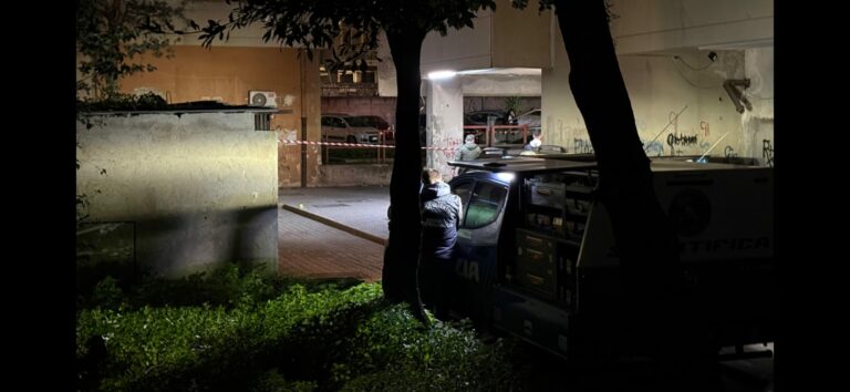 Tragedia in famiglia a Napoli, uccisa da una coltellata ragazza di 22 anni