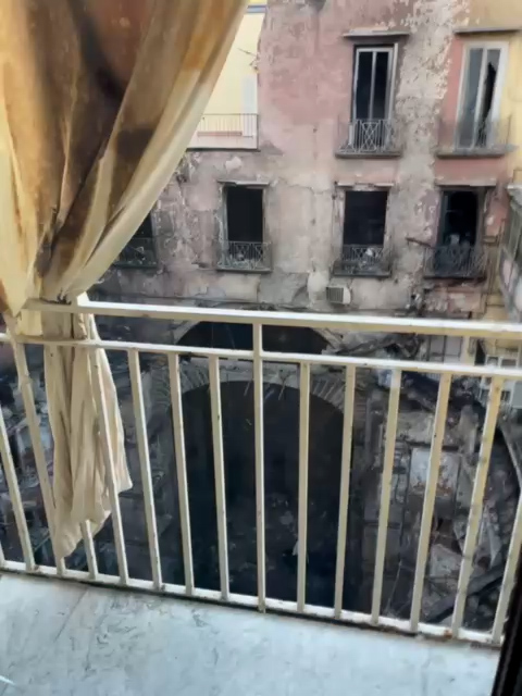 incendio teatro sannazaro, famiglie evacuate