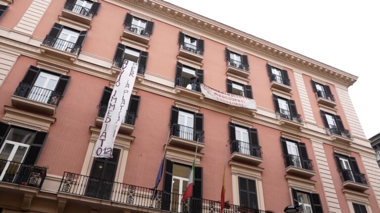 Disoccupati organizzati occupano Consiglio comunale di Napoli