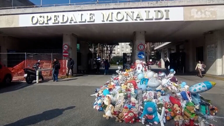 Fiori e bigliettini fuori al Monaldi, continuano indagini sulla morte di Domenico Caliendo