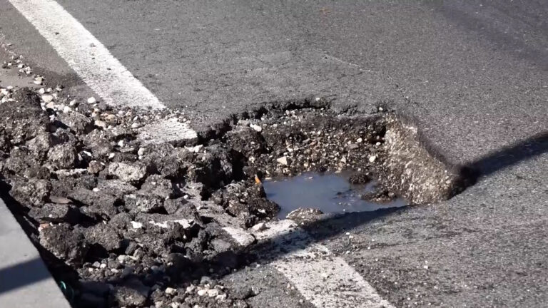 Buche e voragini: Napoli città groviera