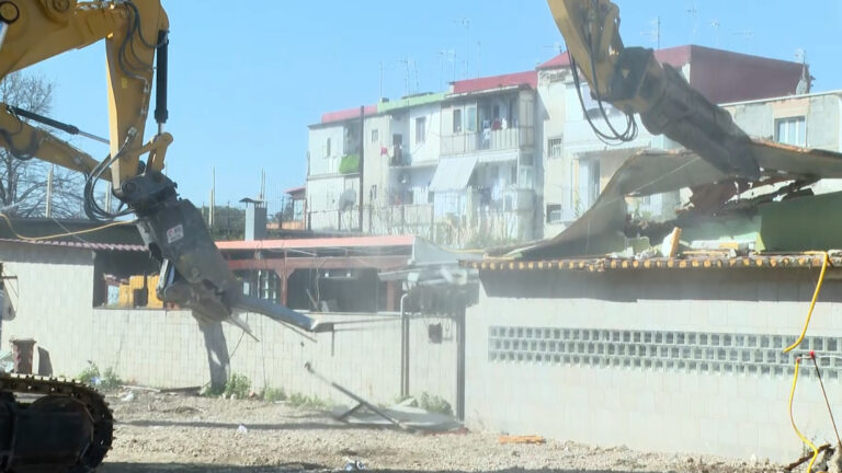 demolita l'ex villa del boss in rione san francesco