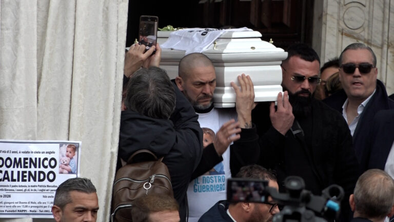 L'ultimo saluto al piccolo guerriero, folla di funerali di Domenico Caliendo