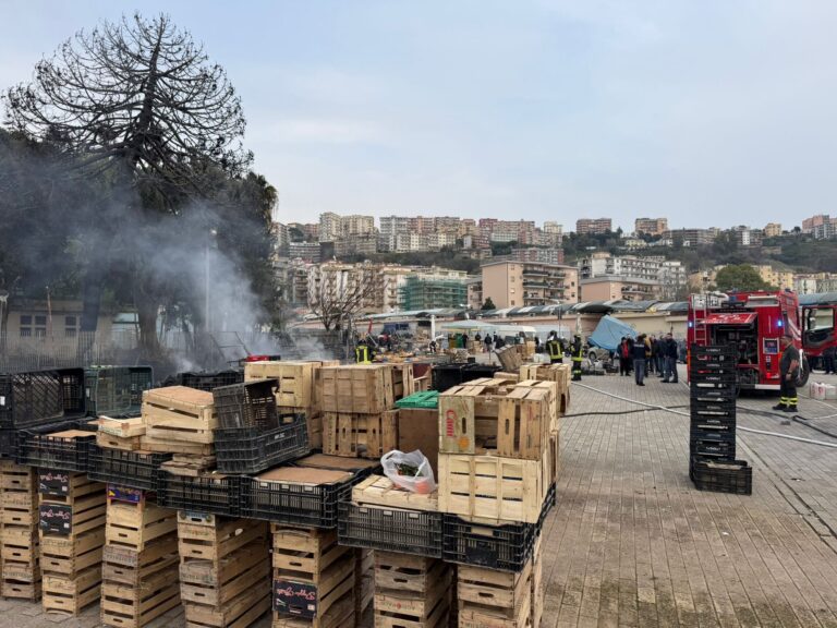 Incendio a Fuorigrotta, sospeso mercatino rionale