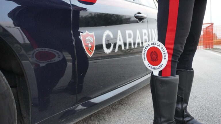 Giugliano, ignorano l’alt dei carabinieri. Fuga e tentati speronamenti per 6 km, poi sono arrestati