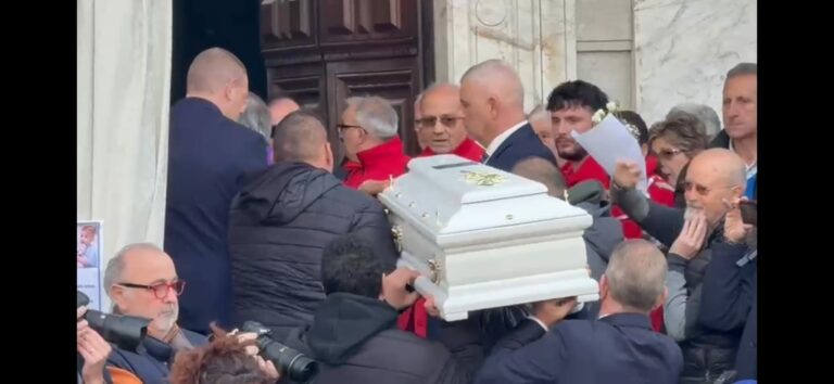 Funerali di Domenico, l’arrivo della bara bianca e gli applausi commossi