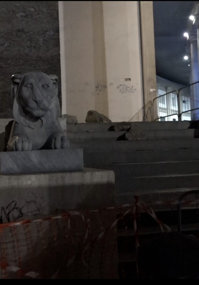 Crolla pietra da colonnato piazza Plebiscito, area transennata