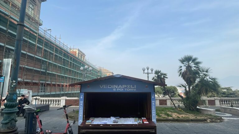Riapre l’infopoint turistico “Vedi Napoli e poi Torni” in Piazza Plebiscito