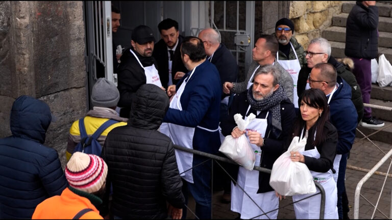 Pasqua, a Napoli la Cisl serve pasti alla mensa Caritas