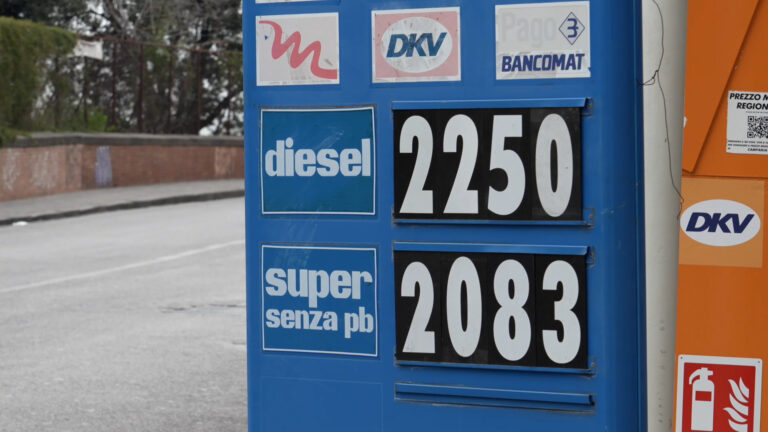 Rincari per guerra in Iran, schizza prezzo di benzina e diesel: oltre 2 euro a litro
