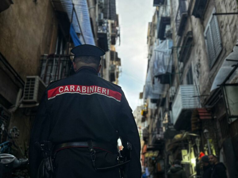 Figli violenti contro i genitori. Spranghe e coltelli per soldi: Mamma, aprimi o ti uccido!