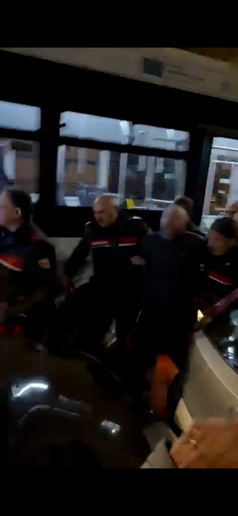 Accoltella una donna