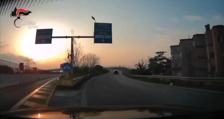 Non si fermano all’alt. Dopo l’inseguimento, arrestati due giovani per detenzione di droga