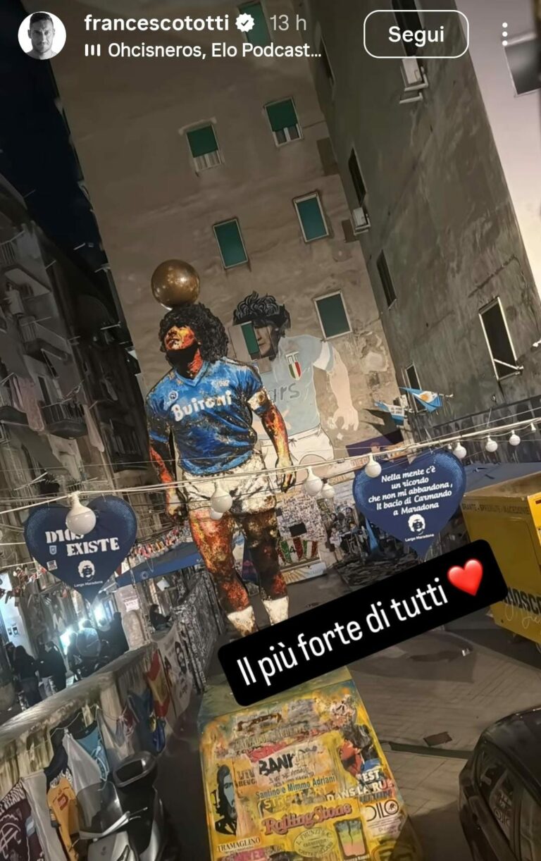 Totti al murales di Maradona ai Quartieri Spagnoli lo omaggia così: “Il più forte di tutti”