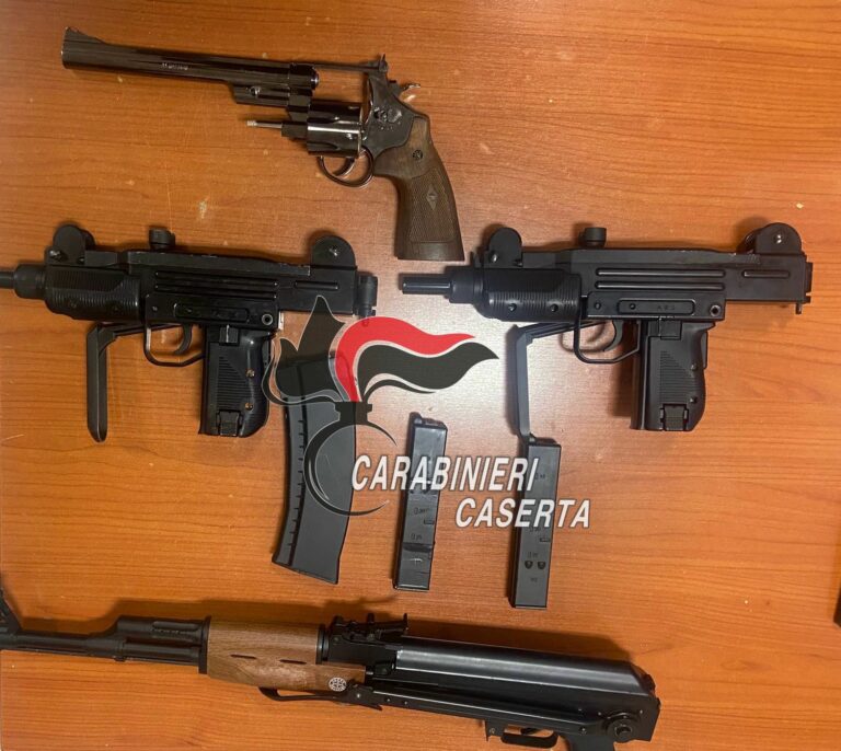 Brandeggiano armi automatiche sulle moto per girare un video social: 2 persone denunciate