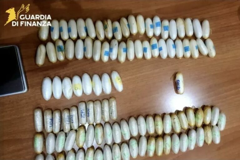 Corriere con 123 ovuli di droga arrestato nella Stazione Centrale di Napoli: li aveva ingeriti