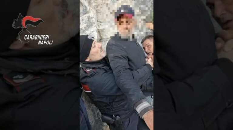 Sospeso su uno spuntone di roccia: 48enne viene salvato “dall’abbraccio” dei carabinieri