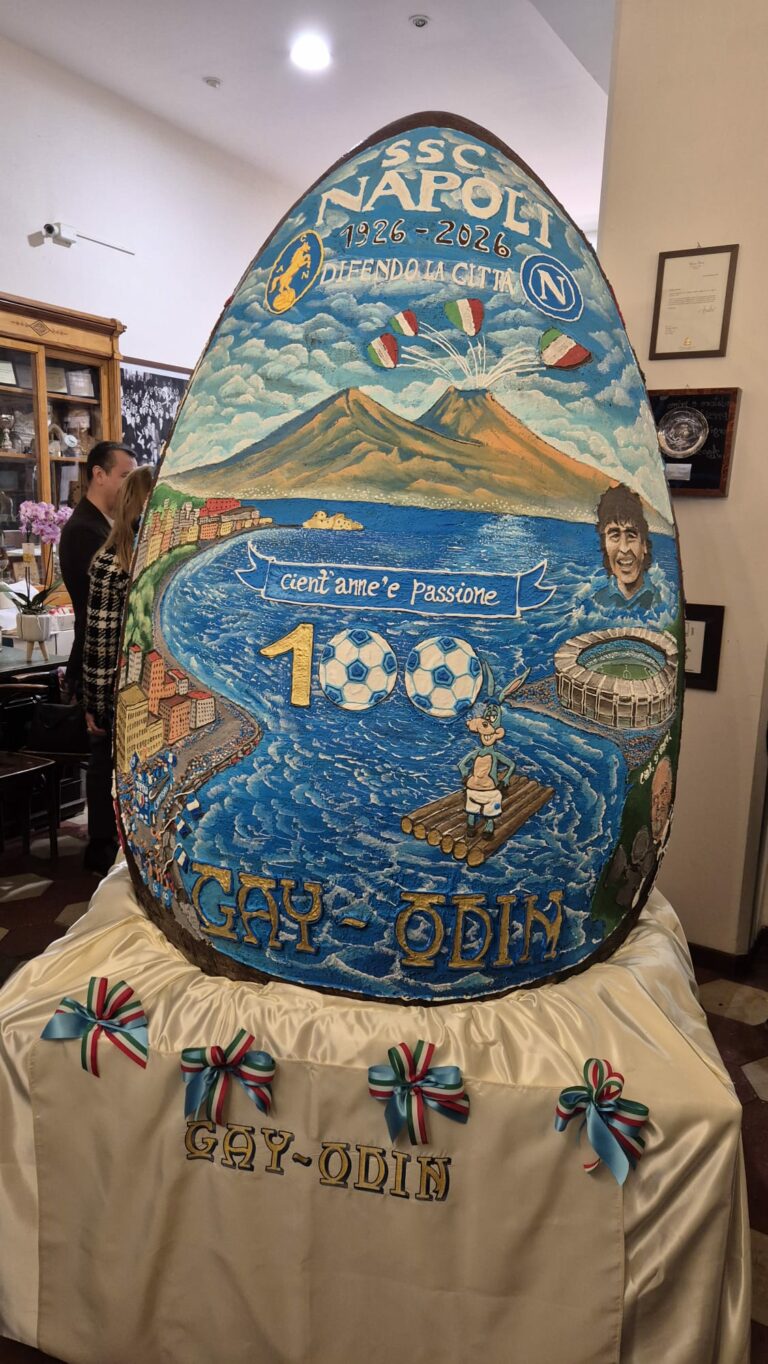 Gay-Odin dedica l’uovo gigante al centenario della SSC Napoli