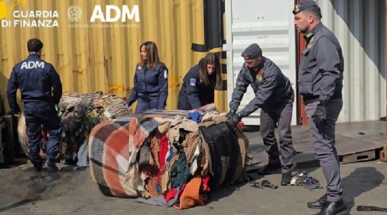 Il “mercato delle pezze” usato per trafficare rifiuti: a Napoli sequestro record di 130 tonnellate