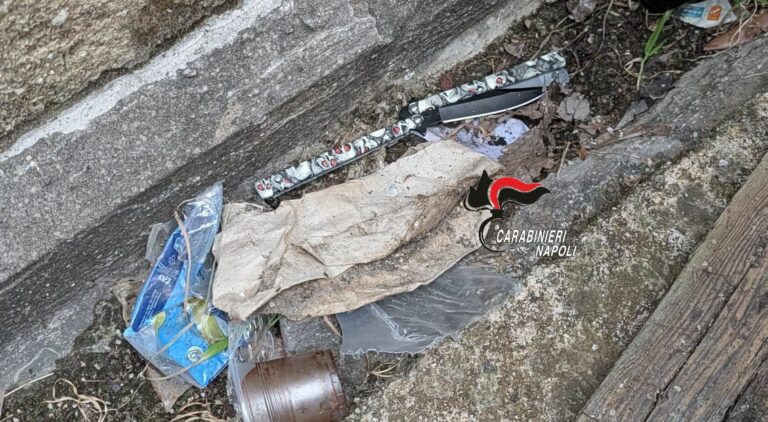 Scampia, 14enne accoltellato alla gamba nei bagni di scuola: denunciati due minorenni