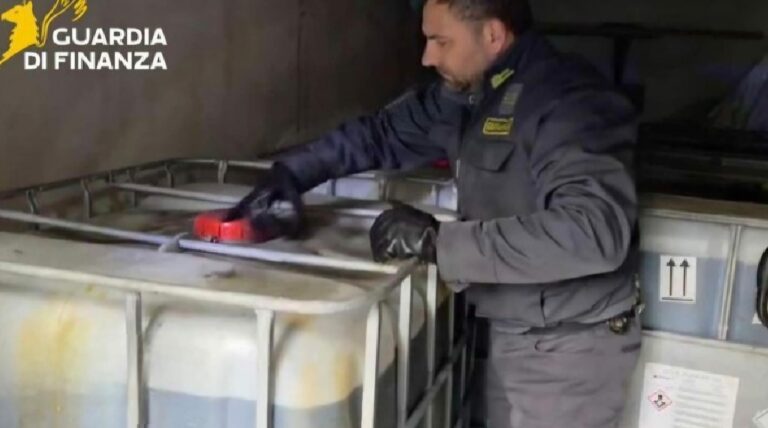 Contrabbando di gasolio a Napoli: tre denunce
