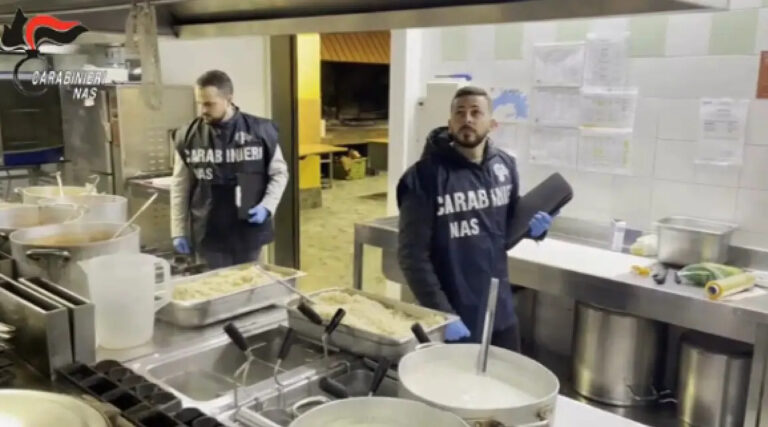 «Infestata da insetti», a Napoli sospesa mensa del Cardarelli. I Nas: in Italia irregolarità al 42,7%