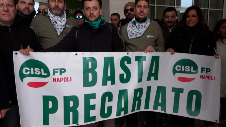 Sanità, precari protestano sullo scalone del Cardarelli