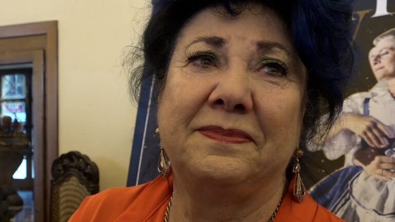 Marisa Laurito non trattiene le lacrime mentre saluta il teatro Trianon Viviani