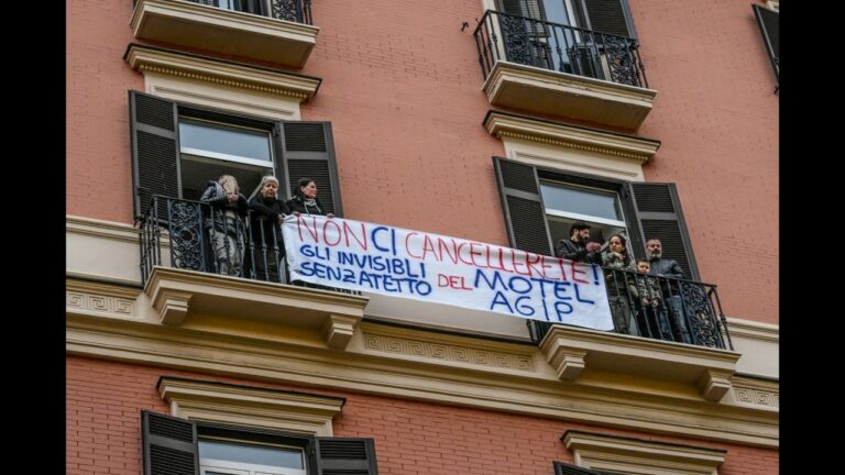 Napoli, famiglie ex motel Agip occupano consiglio comunale