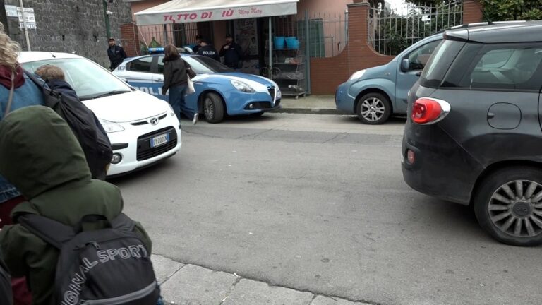 Agguato poco prima uscita bimbi da scuola, un morto a Napoli est
