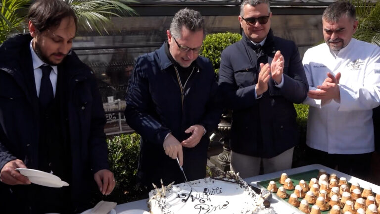 Compleanno Pino Daniele: il Caffè Gambrinus offre dolcetti in ricordo del cantante