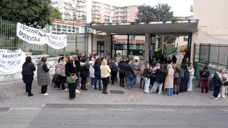 Istituto Mario Alberto a Napoli, protestano fuori scuola i genitori degli studenti 