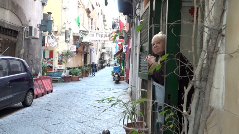L'ultimo femminiello compie 90 anni, Napoli celebra la Tarantina