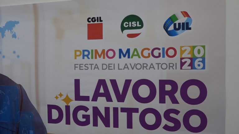 1°maggio, sindacati in piazza Municipio. Vescovo di Napoli celebra messa per 400 lavoratori