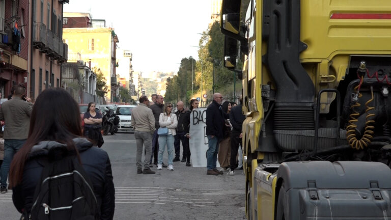 bagnoli residenti civico 660 bloccano camion
