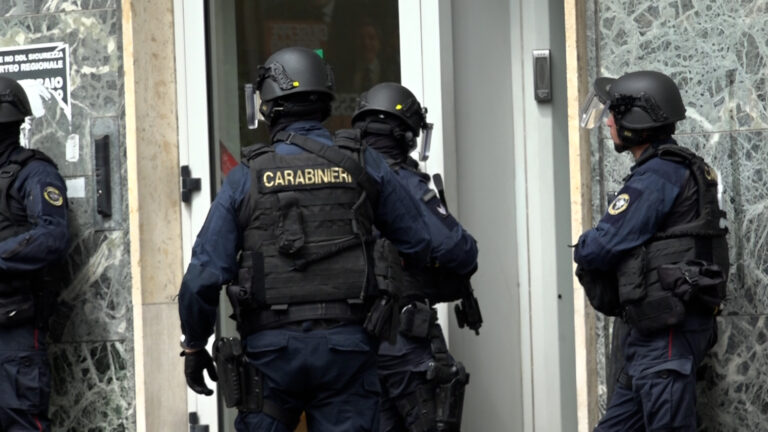 rapina con ostaggi al vomero napoli