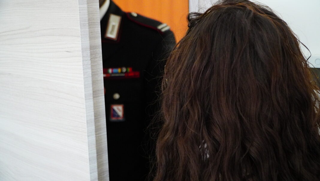 Arrestato dai carabinieri un 62enne di Pastorano per maltrattamenti in famiglia dopo la denuncia della moglie, che ha raccontato percosse e minacce di morte con una bottiglia di vetro