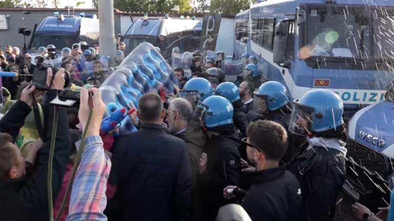 Convegno Remigrazione a Napoli, all'esterno corteo contro l'iniziativa