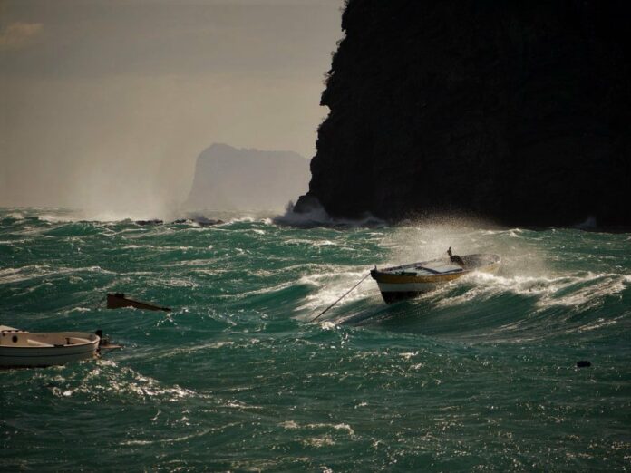 Forte scirocco nel golfo: stop agli aliscafi per Ischia e Procida