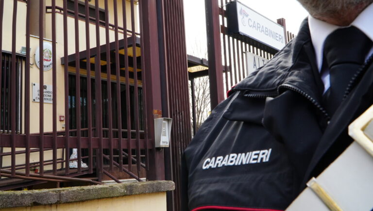 Giugliano, la coppia di pusher comunica solo coi walkie talkie